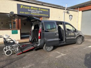 Opening tailgate glass for picnics
